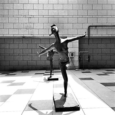 常營長楹龍湖天街樓下，“年輕女孩”胸部暴露