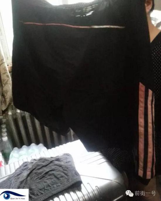 李律師所穿褲子也沾染血跡。