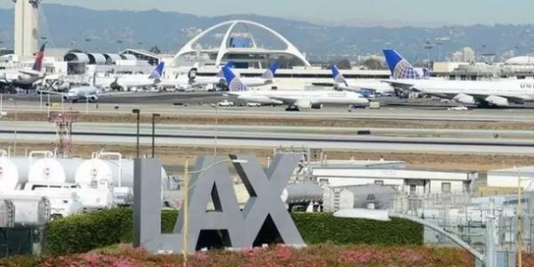 游客大鬧美國機(jī)場(chǎng)