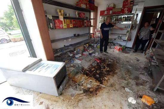 家里小賣部現在已經一片混亂。