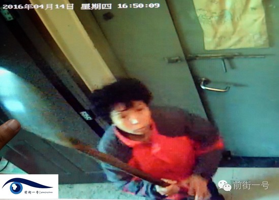 監(jiān)控視頻拍下李亞榮打砸監(jiān)控探頭的過程。