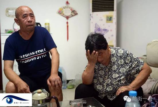 李亞榮的公婆談及李亞榮時淚流不止。