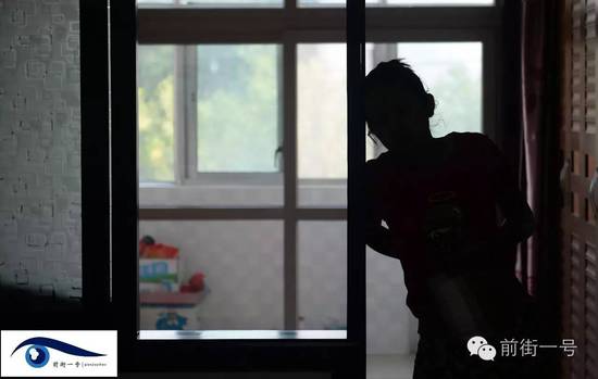 小金扶腰站在家中。