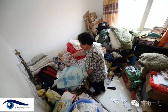 李亞榮的婆婆在收拾房間。