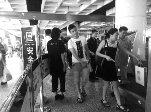南京地鐵新街口站，大多數(shù)市民自覺(jué)配合安檢