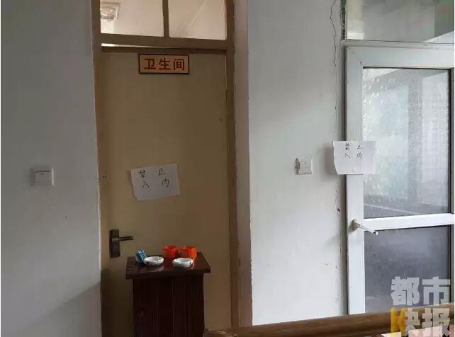 當(dāng)馮女士走出大門，繞到院子的側(cè)面時(shí)，衛(wèi)生間窗戶下方草叢中的一幕，讓她驚出了一身冷汗。農(nóng)家樂老板娘馮女士：“就是孩子，旁邊帶著胎盤。”昨晚十一點(diǎn)半事發(fā)后，馮女士報(bào)了警，很不幸，男嬰已經(jīng)死亡。涉及的兩個(gè)房間，暫時(shí)被封鎖，里面已經(jīng)清理干凈。隨后記者也從轄區(qū)草堂派出所了解到，這兩男一女三人是朋友關(guān)系，女子的年齡大概是二十二三歲。該女子事發(fā)后被送往醫(yī)院，同行的兩名男子當(dāng)時(shí)被警方帶去派出所接受了筆錄調(diào)查后，已經(jīng)離開了派出所。