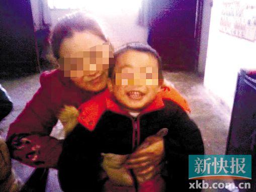 程女士生前和小孩開心玩耍。家屬供圖