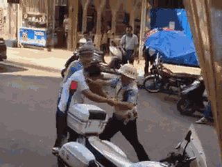 嫌疑男子涉嫌無證駕駛摩托車，且車輛違規(guī)加裝遮陽傘并在行駛時不戴安全頭盔，辱罵毆打執(zhí)法交警。 本文圖片均來自 廣西梧州在線警務(wù)