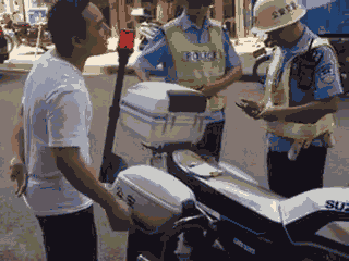 廣西梧州一男子騎車違法加裝遮陽傘，辱罵腳踹執(zhí)法交警被拘