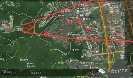 射擊場子彈射出方向（紅箭頭）有多個居民小區(qū) 。 圖片來源：交匯點新聞