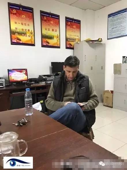 該外籍男子在派出所接受詢問。（網(wǎng)友供圖）