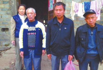 已被判死緩、在獄中服刑的4個村民的家人一直在為兒子喊冤。圖片來自網(wǎng)絡(luò)