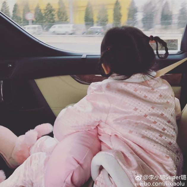 甜馨巧妙回答阿姨問話 網(wǎng)友:段子手已上線 甜馨巧妙回答阿姨問話 網(wǎng)友:段子手已上線