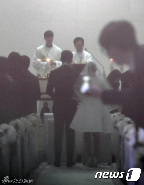 金泰?；槎Y照曝光 穿短裙手挽Rain做彌撒