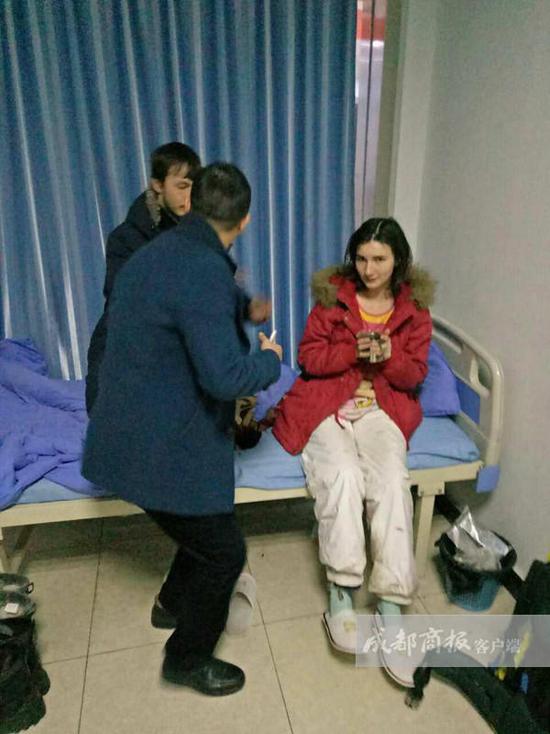 王利鑫說(shuō)，醫(yī)院工作人員考慮到他們遠(yuǎn)道而來(lái)，于是給他們倒上熱水，并試圖打手勢(shì)交流。但費(fèi)了好大勁，也沒(méi)辦法搞明白對(duì)方的情況，只好向社區(qū)民警求助。翠屏區(qū)西城派出所兩位民警迅速趕到，但雙方仍然語(yǔ)言不通，無(wú)法交流。民警見(jiàn)兩名年輕人并無(wú)惡意，只好離開(kāi)了。折騰到晚上10點(diǎn)左右，還是沒(méi)辦法溝通。而醫(yī)院作為醫(yī)療機(jī)構(gòu)，又不能留宿不明來(lái)歷的外國(guó)人。王利鑫只好帶著懂英語(yǔ)的女婿趕到，交流得知對(duì)方是一對(duì)來(lái)自俄羅斯的小夫妻?！八麄冋f(shuō)到中國(guó)‘窮游’，打算從成都到昆明，結(jié)果坐順風(fēng)車(chē)來(lái)到了宜賓，卻沒(méi)錢(qián)住賓館?！蓖趵胃嬖V成都商報(bào)客戶端記者，兩個(gè)年輕人不懂漢語(yǔ)，正好看到中山醫(yī)院標(biāo)識(shí)，就闖進(jìn)來(lái)打算求宿一晚。