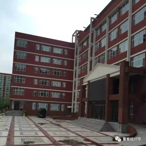 17歲高中男生教室里掐死女同學(xué)，被訴故意殺人和強(qiáng)奸