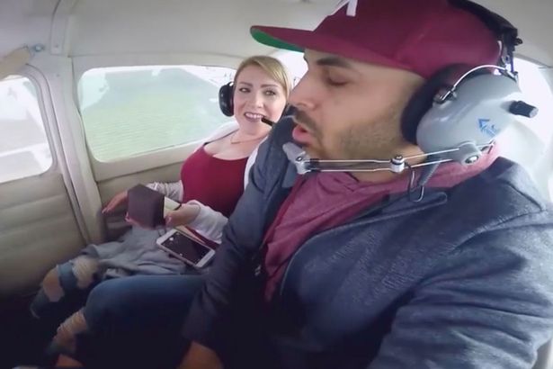 男子直升機(jī)上求婚 突然暈機(jī)嘔吐笑翻眾人 男子直升機(jī)上求婚 突然暈機(jī)嘔吐笑翻眾人