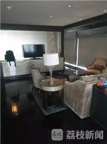 何女士稱當(dāng)時(shí)自己正在換衣服，順眼看了一下窗外，就看到了幾個(gè)人影，其中一個(gè)人拿著手機(jī)，三個(gè)男的朝這邊望。何女士表示，剛開始還以為是出現(xiàn)了幻覺(jué)，后來(lái)發(fā)現(xiàn)，玻璃中的映射人影就是隔壁房間的住客。