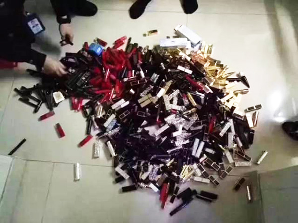 民警搜查出來的口紅。