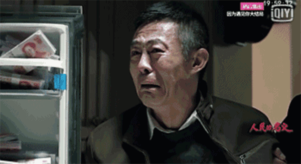 查案人員搜出的2.3億現(xiàn)金，從銀行運來十二臺點鈔機，竟然燒壞了六臺。