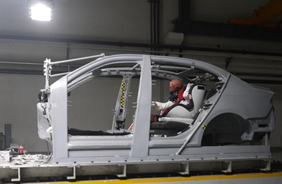 中國兒童汽車安全座椅市場一度沒有國家標準。圖為汽車用兒童安全座椅進行撞擊實驗