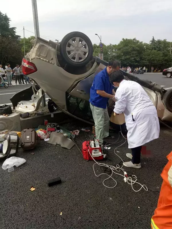 不值！小車(chē)四腳朝天司機(jī)身亡 死者只為偷幾罐奶粉