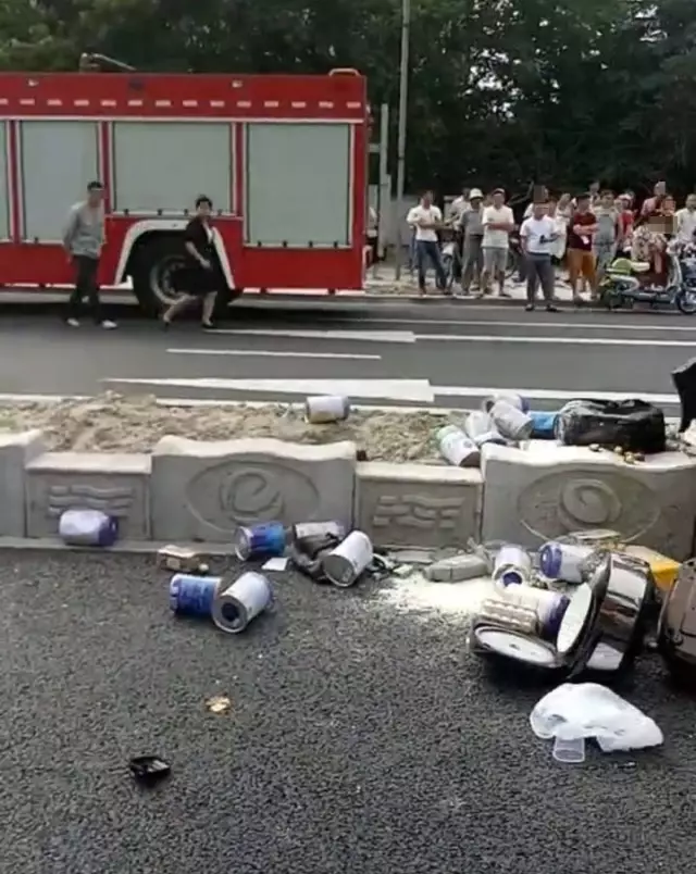 不值！小車(chē)四腳朝天司機(jī)身亡 死者只為偷幾罐奶粉