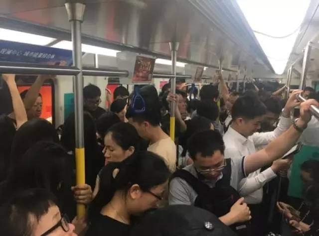 尷尬了！深圳地鐵首開女性車廂 結(jié)果塞滿男乘客