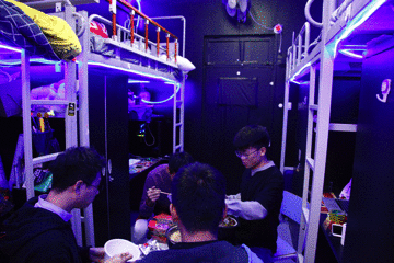 用人臉識(shí)別的技術(shù)，防火防盜防宿管。宿管一來(lái)，就可以自動(dòng)發(fā)起警報(bào)