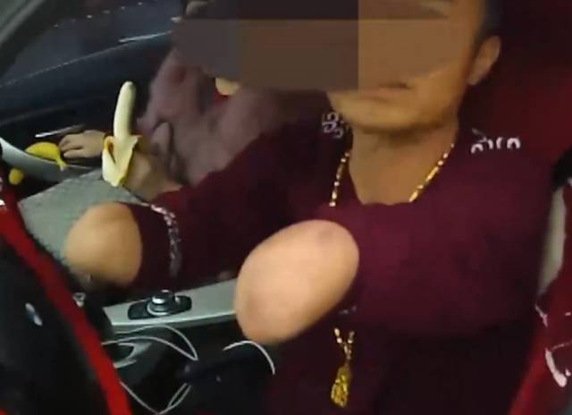 無(wú)牌寶馬高速狂飆超速93% 警察截停發(fā)現(xiàn)司機(jī)沒(méi)有手