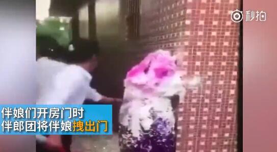 據(jù)澎湃新聞消息，近日廣東江門開平某村又現(xiàn)惡俗婚鬧。男方兄弟團(tuán)去接新娘的時(shí)候，先用彩帶對(duì)著姐妹團(tuán)狂噴，后來(lái)甚至有人用滅火器直接噴伴娘面部，害的伴娘差點(diǎn)被送進(jìn)醫(yī)院。