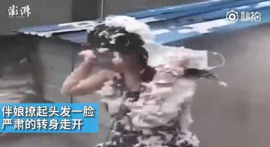 視頻中可以看到，雖然伴娘事先有穿雨衣防備，但在被伴郎團(tuán)圍攻時(shí)，雨衣被拔下，更過(guò)分的是，有人還用滅火器直接對(duì)著她的臉噴。后來(lái)伴娘好像是生氣了，撩起頭發(fā)一臉嚴(yán)肅的轉(zhuǎn)身走開。