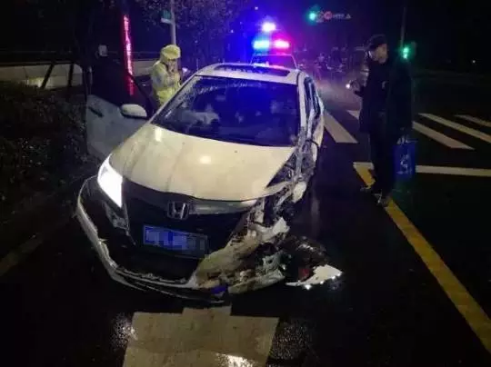 今天凌晨，杭州一對環(huán)衛(wèi)工夫婦被車撞進錢塘江