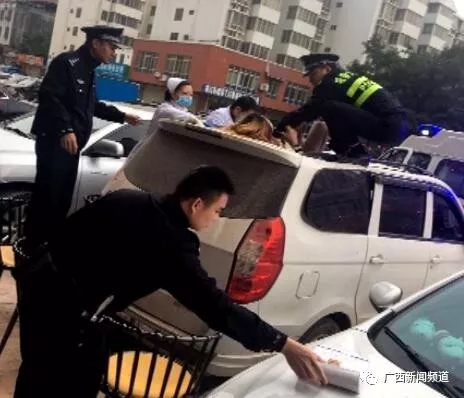 ▲女子跌落至一面包車車頂，民警和醫(yī)護人員將其救下。