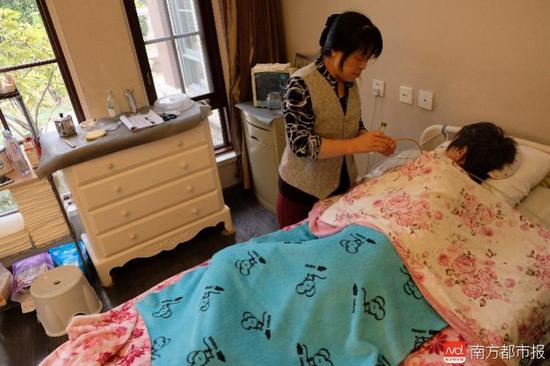 張津華進食只能靠營養(yǎng)粉鼻飼。（羅逸爵 攝）