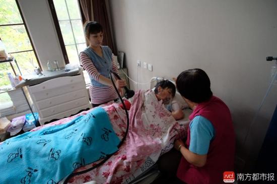 每次排痰，張津華就會癲癇發(fā)作，這是她腦部僅有的電信號。（羅逸爵 攝）