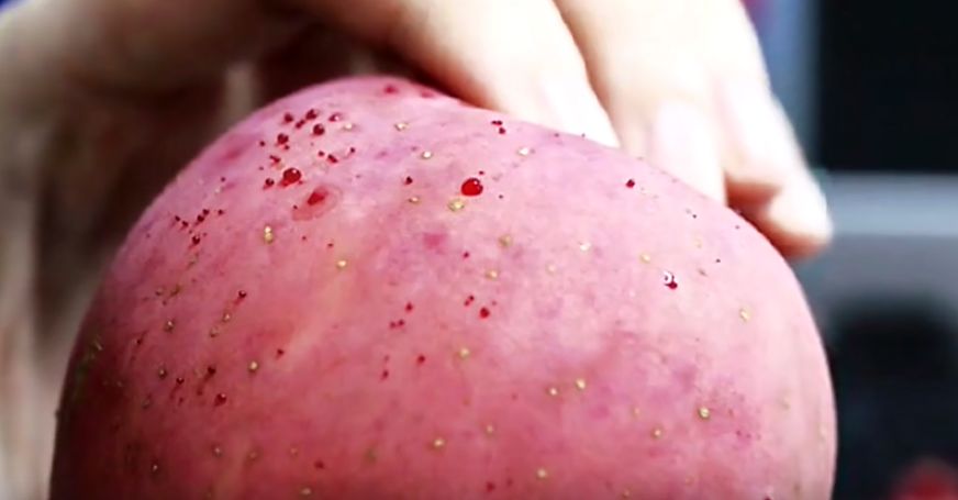 嚇懵！女子用熱水泡蘋果結(jié)果冒出血珠 咋回事？