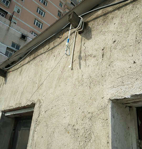 懸掛的登山繩子和房梁。