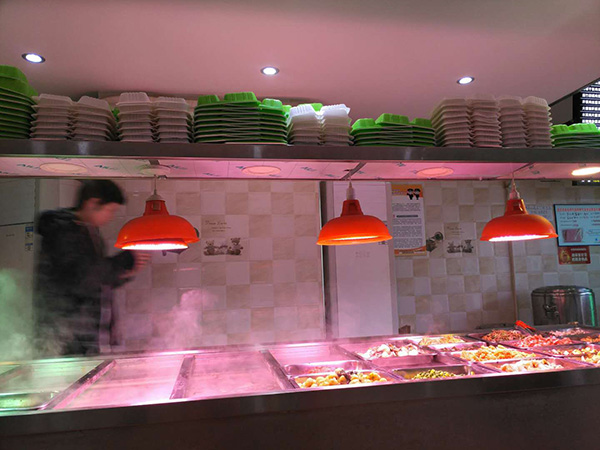 羅正宇經(jīng)常去的炸醬面館，中午和晚上有盒飯吃。