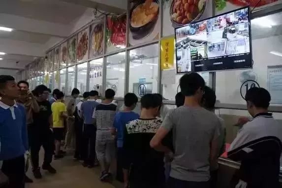 知名餐廳被指沙拉里吃出帶血創(chuàng)口貼 店長遭潑飲料