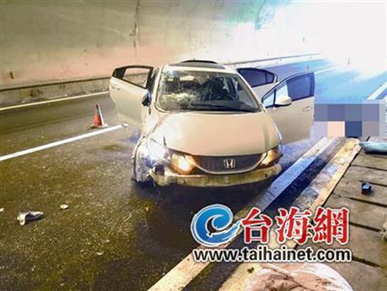 小車在龍巖高速隧道內(nèi)翻車，擋風(fēng)玻璃脫落。 臺(tái)海網(wǎng) 圖
