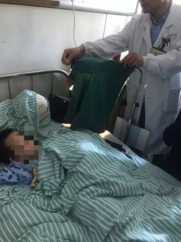 嚇哭！6歲男孩被夾斷手指 罪魁禍首竟是校服