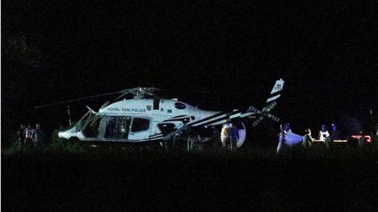 直升機護(hù)送被救少年。（圖：路透社）