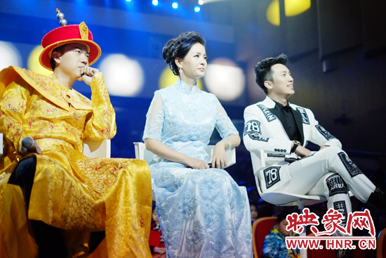 當晚產(chǎn)生的冠亞軍，陳琨（中）、劉雯（右）、郭嘉寧