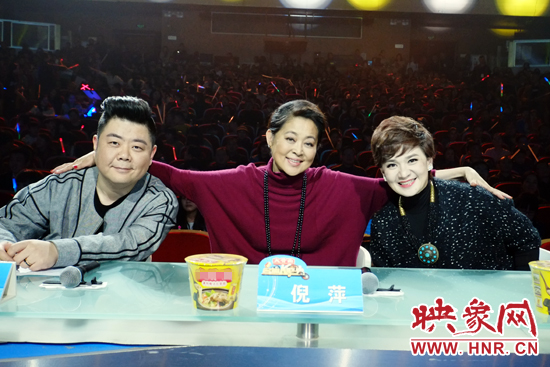 三位坐鎮(zhèn)評委倪萍（中）、柯以敏（右）和毛子哥