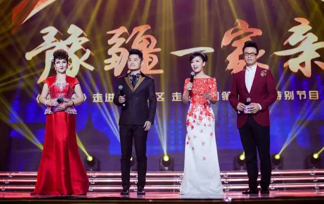 主持人：白燕升、龐曉戈、關(guān)楓、熱娜·古麗（從右到左）