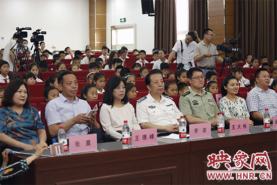 參加新聞發(fā)布會的領(lǐng)導嘉賓