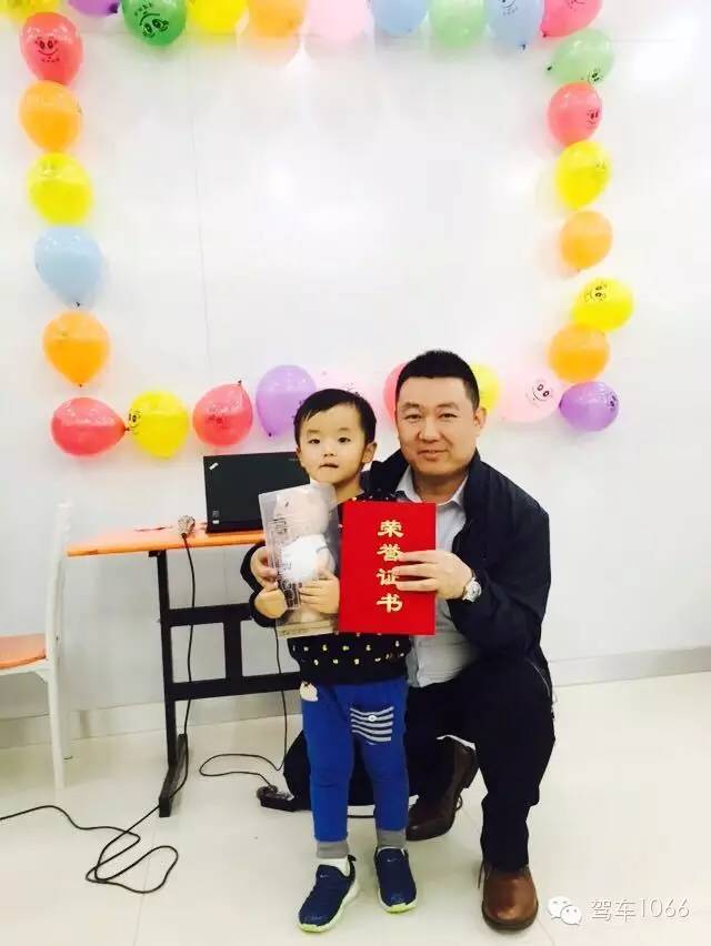 我是小小銀行家，來跟行長(zhǎng)合個(gè)影哦