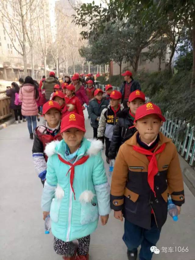 脖子上戴著紅領(lǐng)巾，頭上頂著小紅帽，排著整齊的隊(duì)伍——出發(fā)！