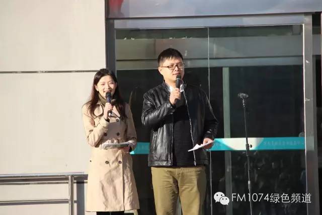 主持人肖震、陳藝主持活動